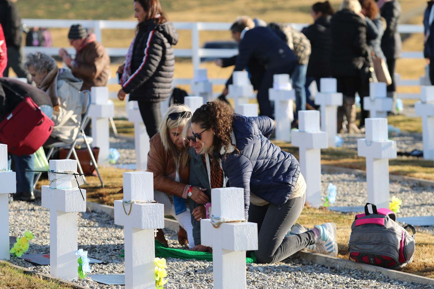 https://www.ahorasalta.com.ar/public/images/fotosdeldia/21-las-tumbas-con-nombre-un-cierre-de-la-guerra-de-malvinas-36-anios-despues.jpg