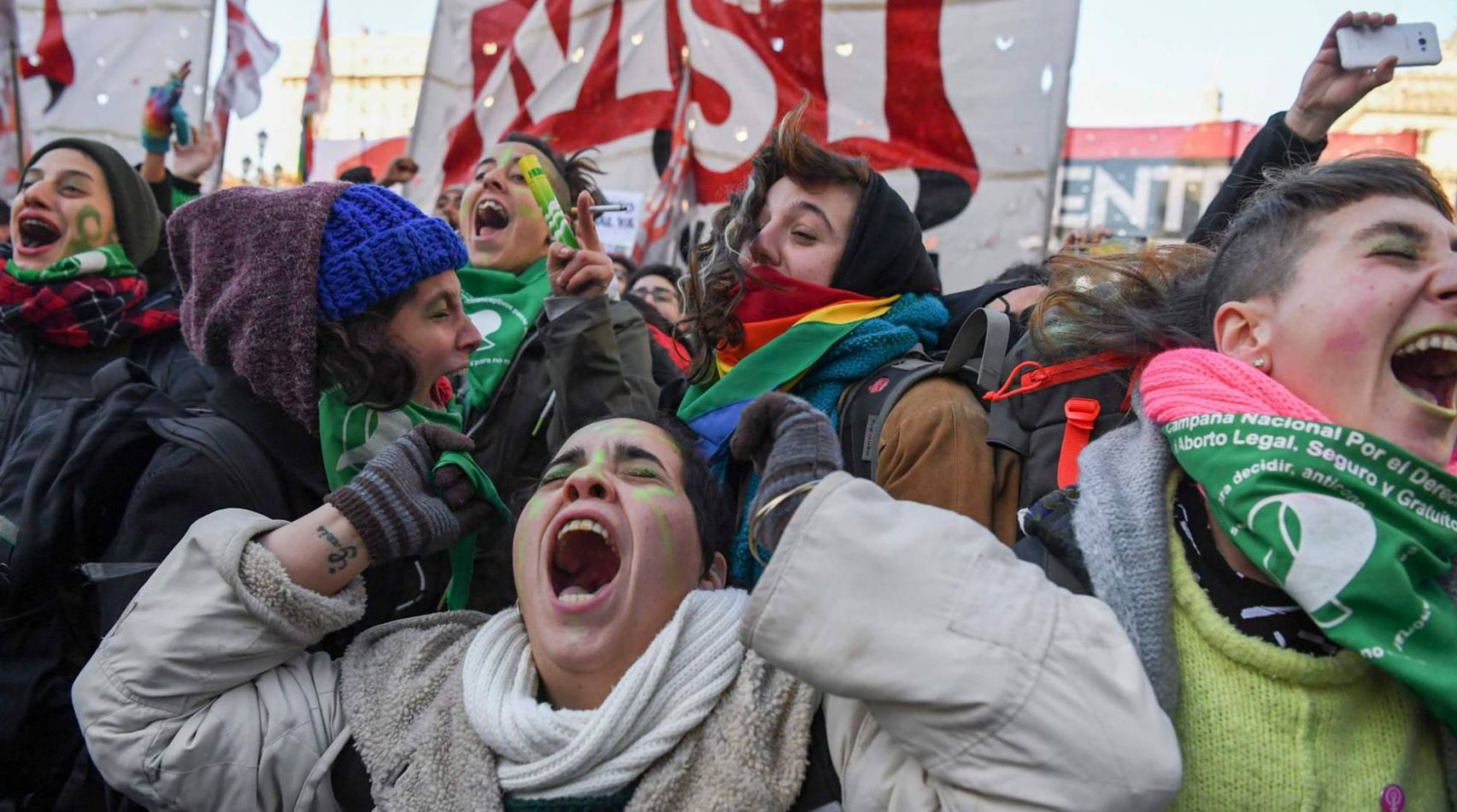 https://www.ahorasalta.com.ar/public/images/fotosdeldia/35-el-debate-por-el-aborto-libre-en-argentina-en-imagenes.jpg