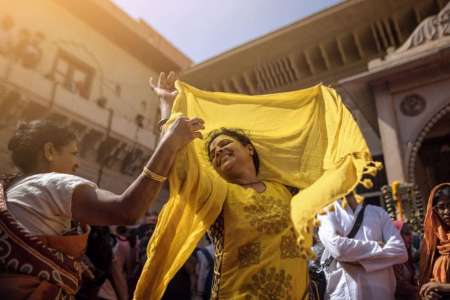 Celebración de Holi en Vrindāvan, India. FOTOGRAFÍA DE SABBYY SG