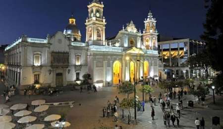 Vista de fachada de la Catedral de Salta