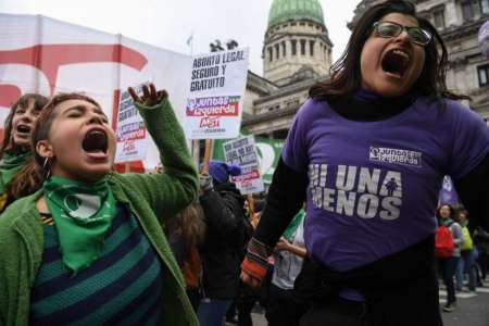 Mujeres cantan al frente del Congreso.