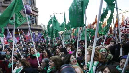 Una multitud celebra la aprobación del aborto frente al Congreso