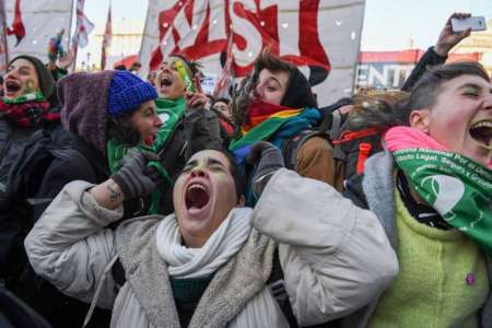 Jóvenes a favor del aborto legal frente al Congreso argentino.