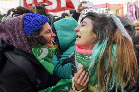 Jóvenes a favor del aborto legal frente al Congreso argentino