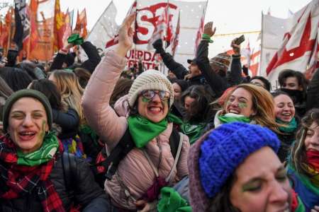 Jóvenes a favor del aborto legal frente al Congreso argentino