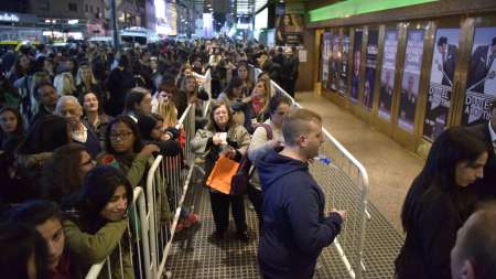 Largas colas desde muy temprano en la puerta del Gran Rex