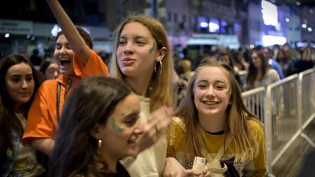 Las adolescentes no se quisieron perder este gran homenaje