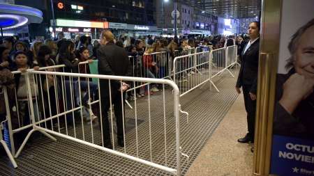 Una multitud se acercó a las puertas del Gran Rex