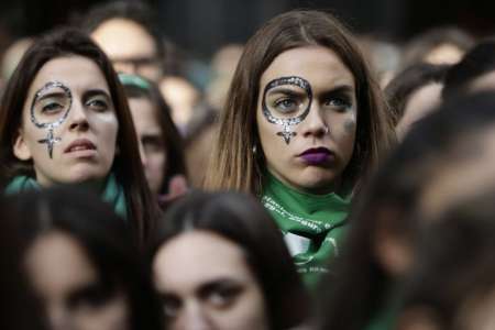 Dos jóvenes participan de la manifestación a favor de la ley de despenalización del aborto.a