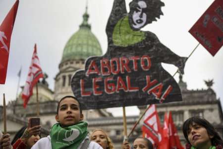 Manifestantes piden por el aborto legal frente al Congreso.