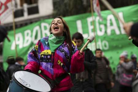 Una joven canta frente a la columna proaborto legal.