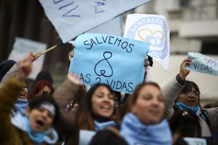 "Salvemos las dos vidas", lema de la campaña antiaborto legal.