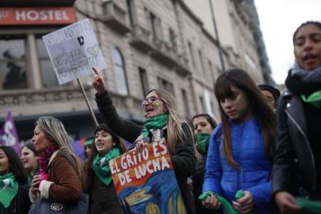 Jovenes con el pañuelo verde se manifiestan frente al Congreso en Buenos Aires.