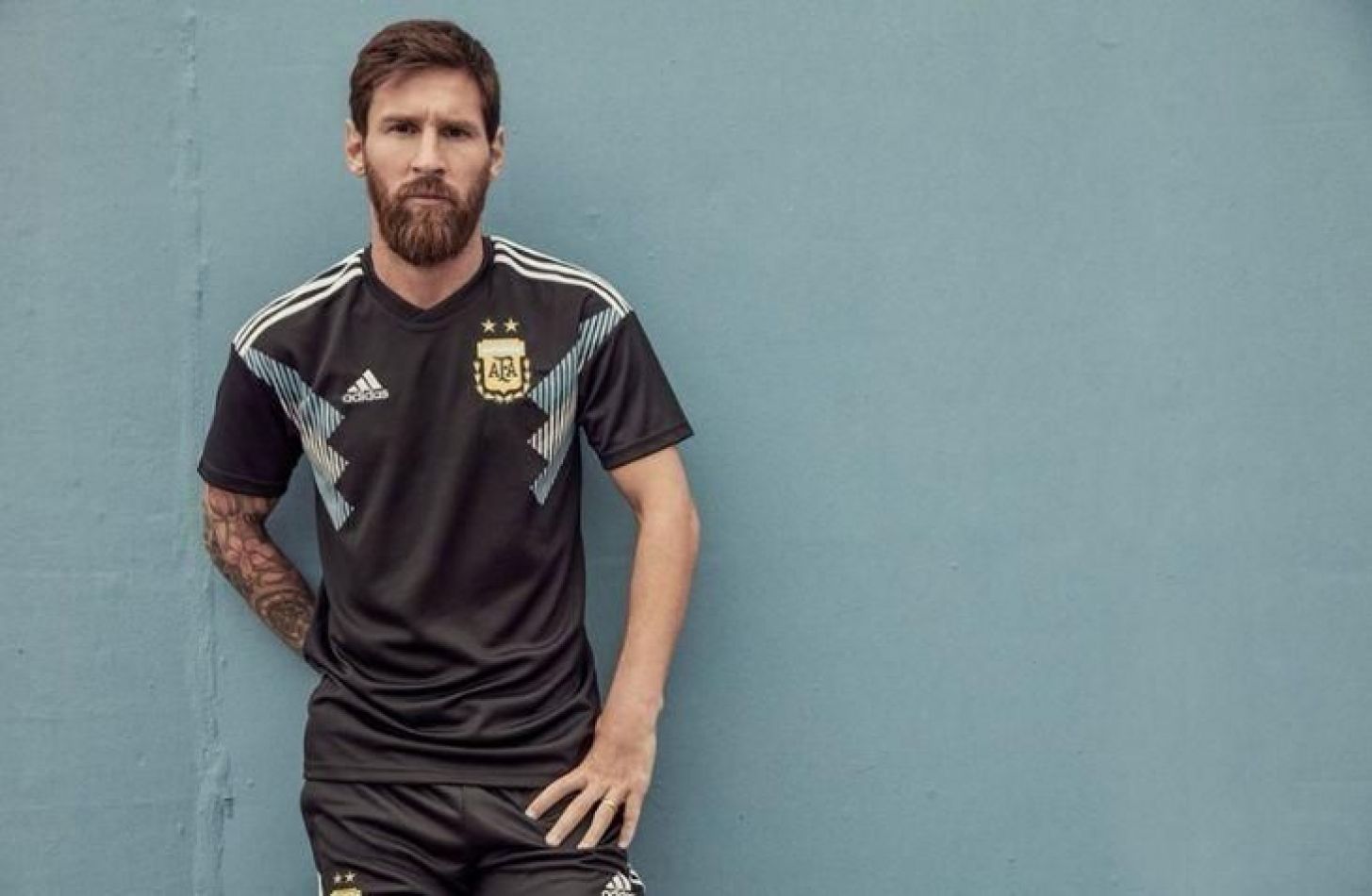 Lionel Messi presentó la camiseta suplente de Argentina para el Mundial