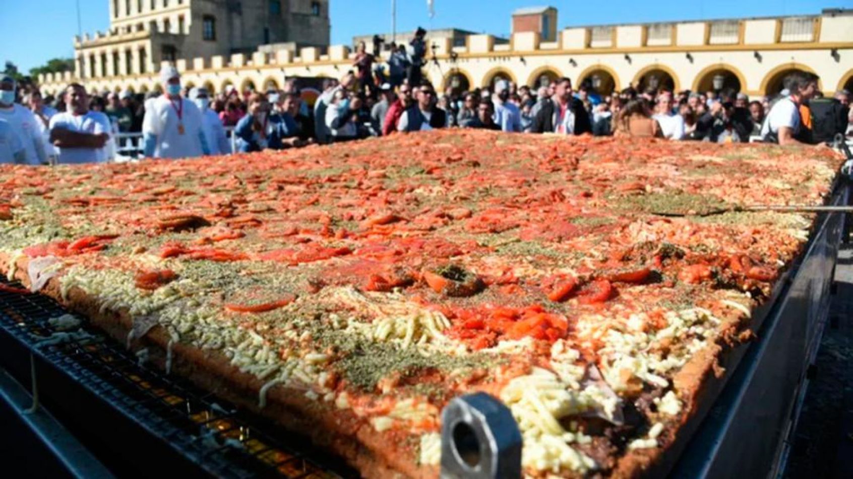 En el Día Nacional de la Milanesa cocinaron la más grande del mundo