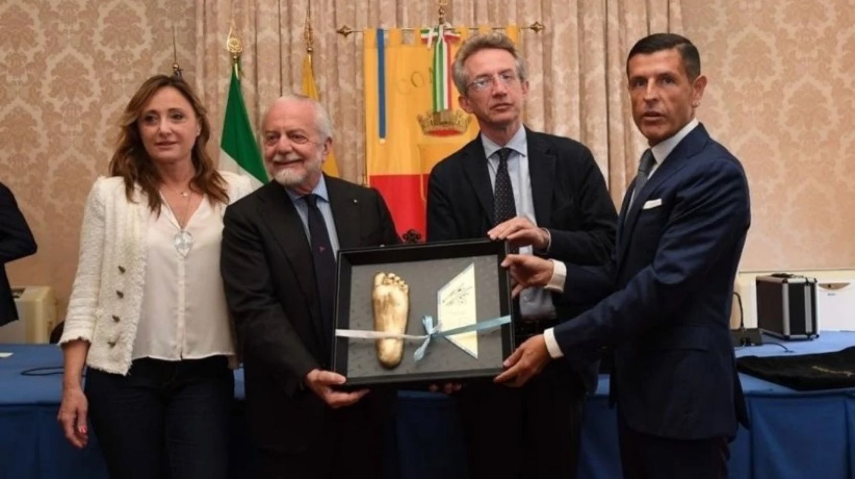 Harán una estatua del pie izquierdo de Maradona en Nápoles