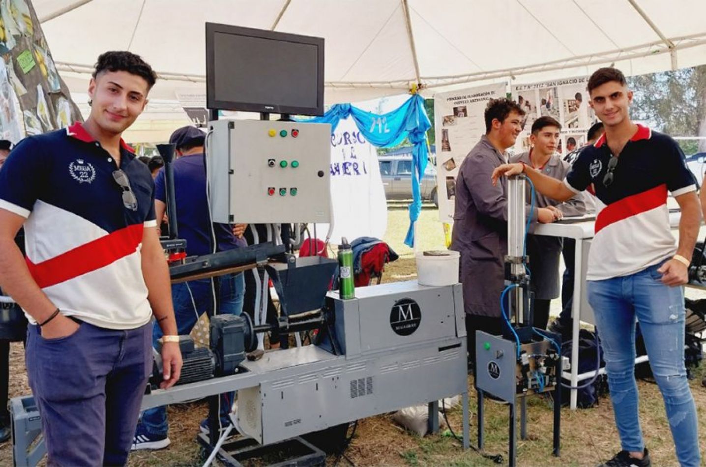Estudiantes salteños crearon una máquina para fabricar ladrillos con botellas recicladas