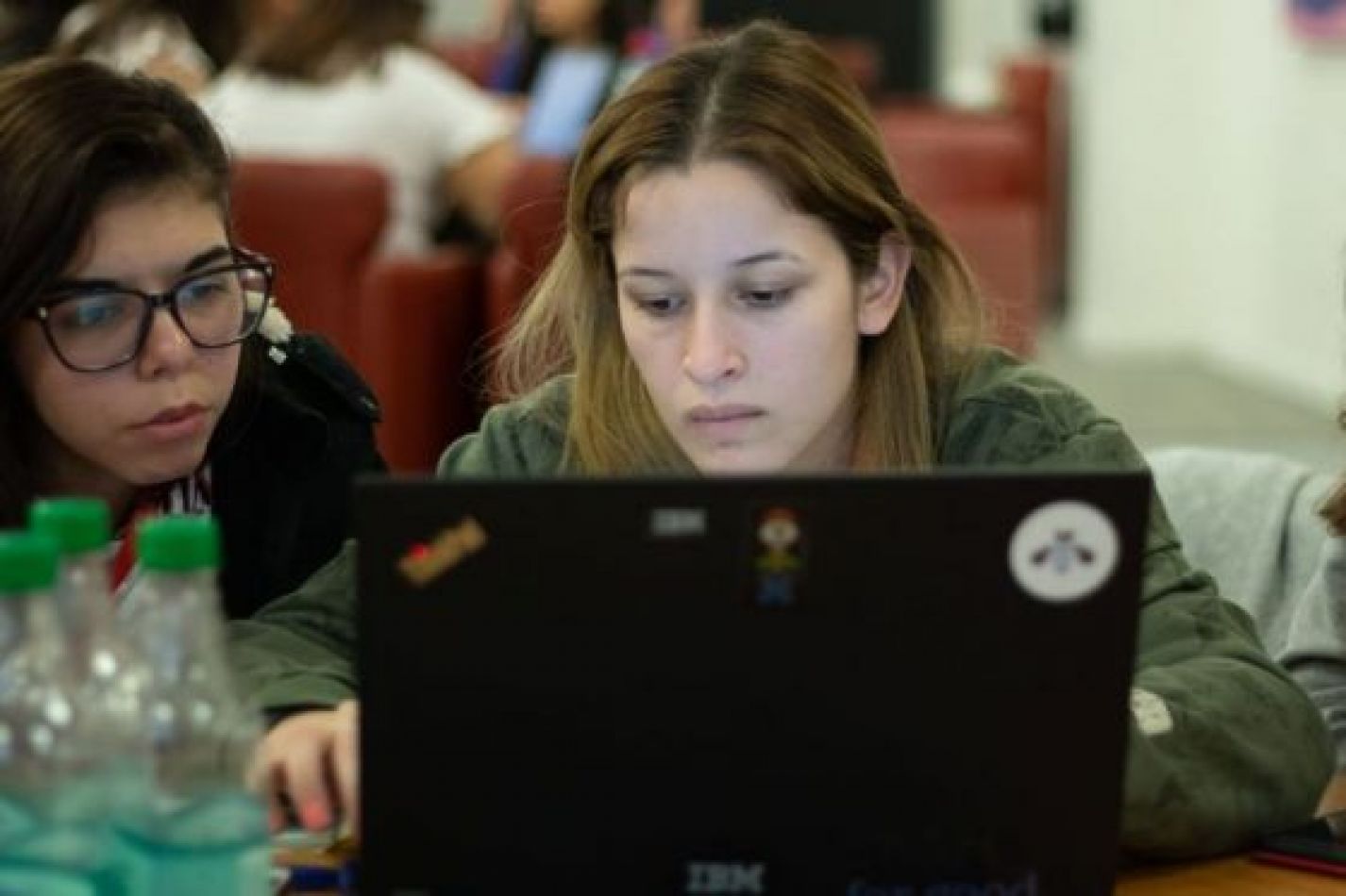 Mujeres de 18 a 25 años podrán acceder a becas para estudiar tecnología