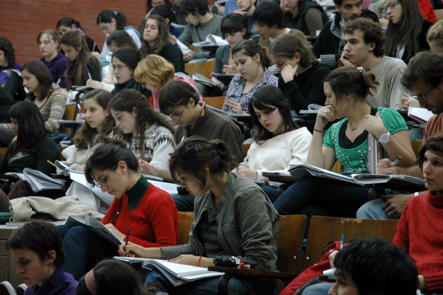 Argentina tiene más estudiantes universitarios que Brasil y Chile, pero menos graduados