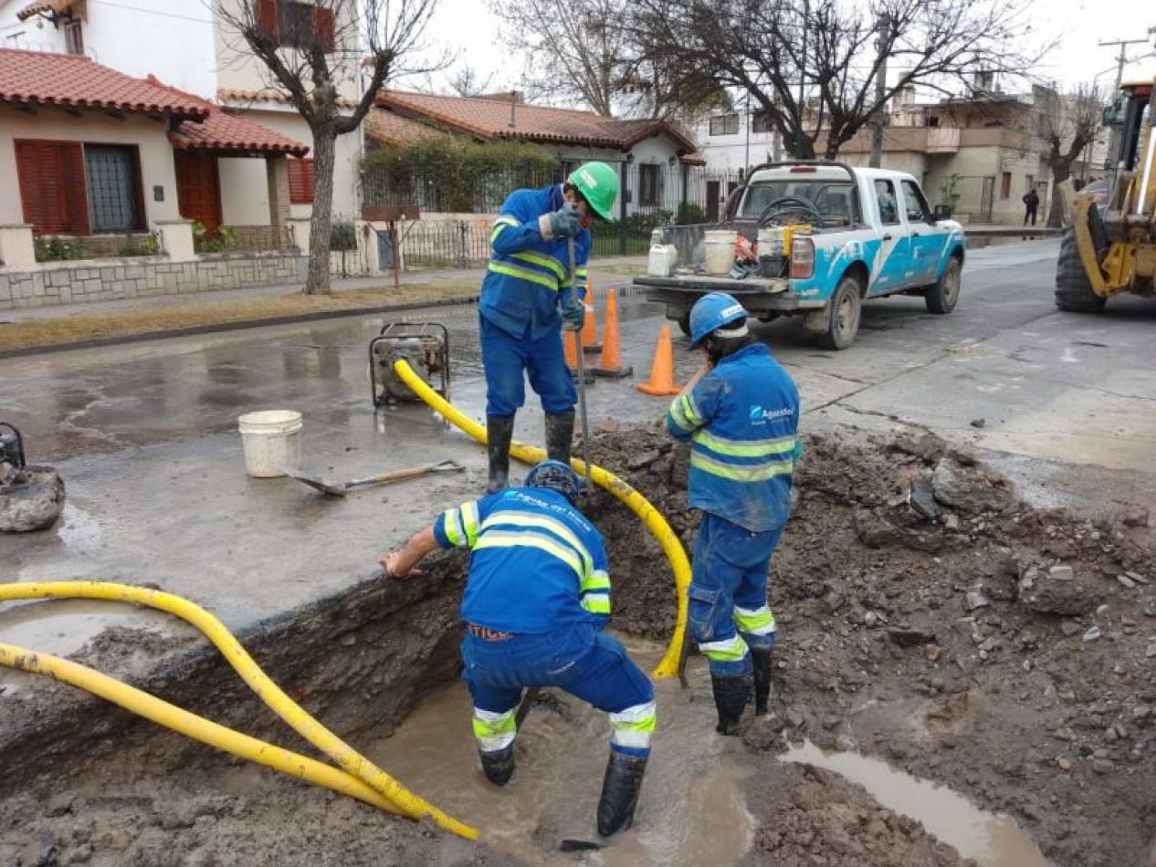 Empalme de nuevas cañerías en el centro de la ciudad