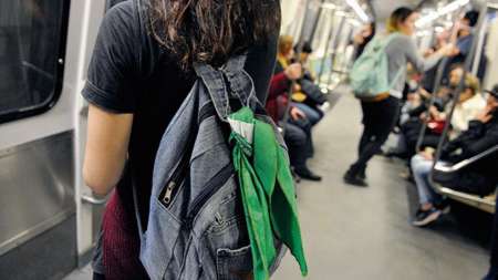 Echaron a una joven del boliche por usar el pañuelo verde