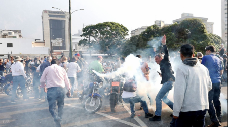 Guaidó llamó a un alzamiento y los tanques del chavismo avanzaron sobre los manifestantesa