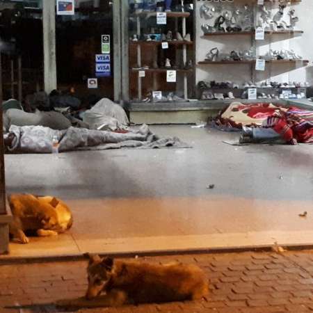 Gente durmiendo en la calle, una realidad que aumenta en Salta