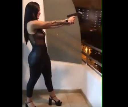 Investigan el video de una mujer disparando desde el balcón de un edificio