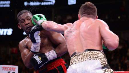 "Canelo" Alvarez batió a Jacobs y es el rey de los medianos
