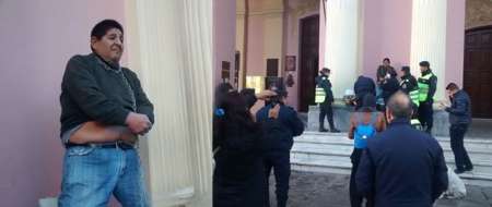 El Tío Silisque se encadenó en la puerta de la Catedral