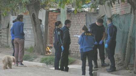 Se disputaban el amor de una nena de 14: uno le disparó al otro y mató a una beba