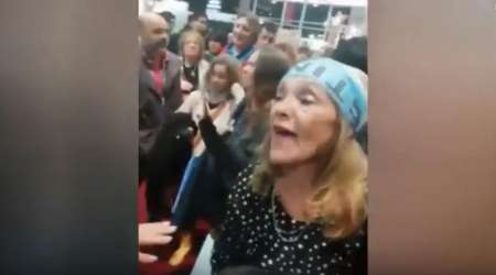 Video: militantes kirchneristas agredieron a promotoras en el stand de Salta