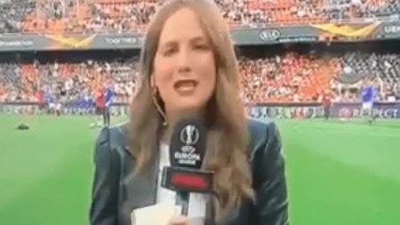 Una periodista se comió terrible pelotazo cuando cubría un partidoa