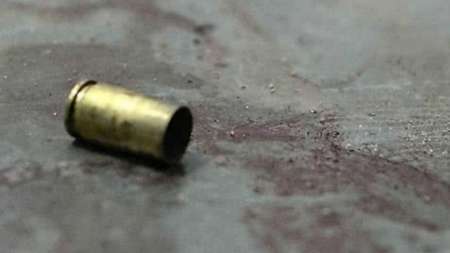 Bala perdida atravesó pared y mató a una piba