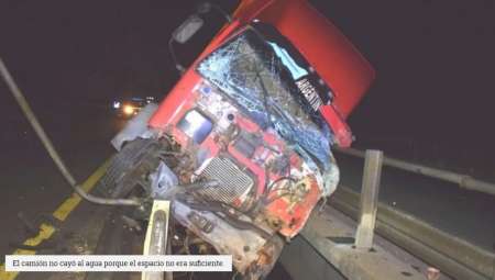 Camionero se durmió al volante y casi cae al agua desde un puente