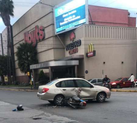 Motociclista herida tras impactar con un auto en avenida Bicentenario