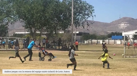 Crack: arrastra a su hijo en silla de ruedas para que pueda jugar al fútbol
