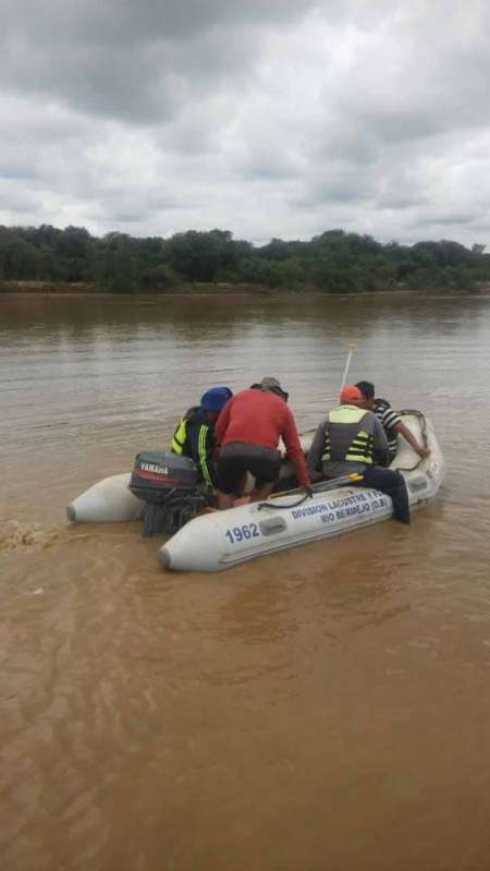 Rastrillajes en el río Pilcomayo en búsqueda de un hombre desaparecido
