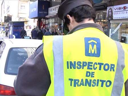 Inspector "picaflor" multó a conductora por "circular con exceso de belleza"