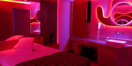 Mujer infiel acabó demandando al telo que la mandó al frente con su marido