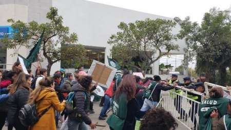 Tensión en Casa de Gobierno, manifestantes intentaron ingresar por la fuerza