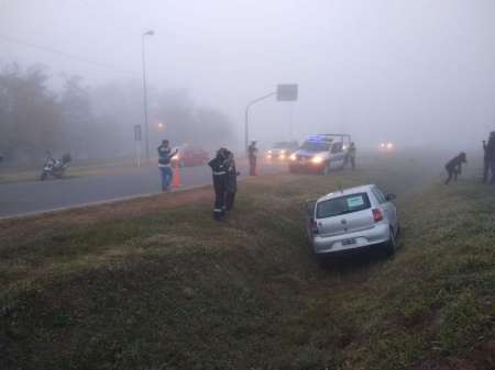 Un auto cayó al canal de Av. Patrón Costas por la densa niebla