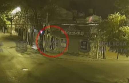 Capturan a delincuentes que treparon una pared para robar una farmacia