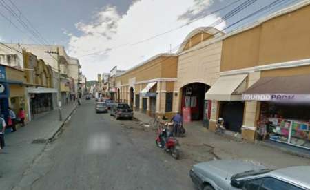 De no creer: Abusaba de una joven en la puerta del mercado San Miguel