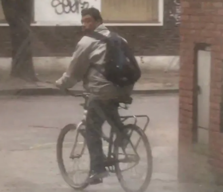 Pánico en La Plata por depravado que toca el timbre y se masturba