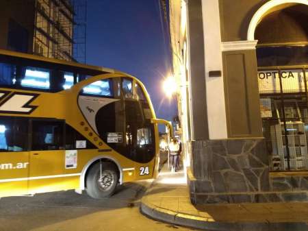 ¿Y los controles? Otra vez, colectivos de turismo provocan caos en el centro
