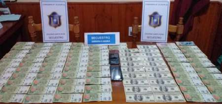 In fraganti: Tres jóvenes fueron detenidos por vender dólares falsos