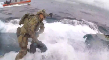 Captura en alta mar: el impactante momento en que la Guardia Costera interceptó a un narcosubmarino con toneladas de coca