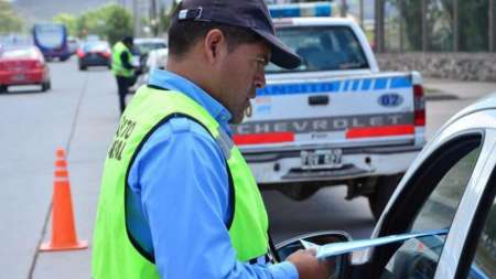 Por falta de recursos en Salta, no admiten las cédulas verde y azul digitales