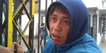 Cosió su boca con alambre para pedir un terreno